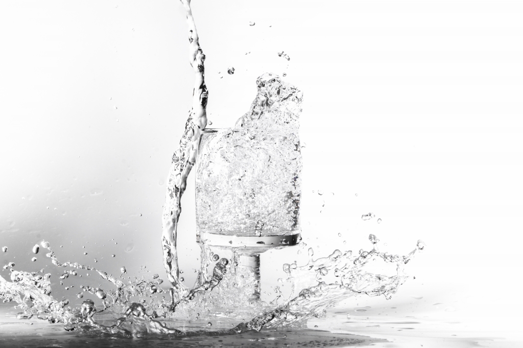 Acqua che cade nel bicchiere