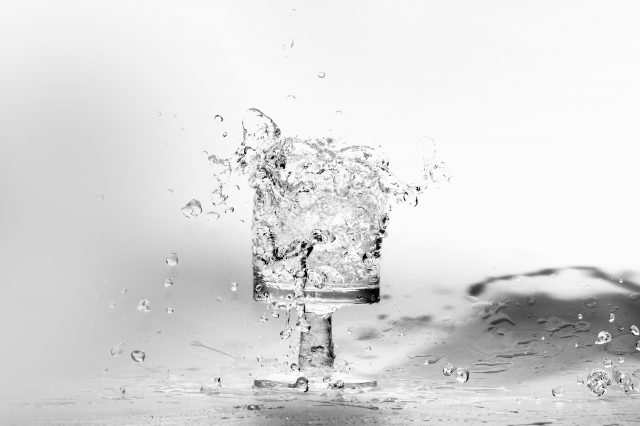Acqua che cade nel bicchiere