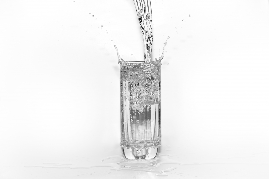 Acqua che cade nel bicchiere