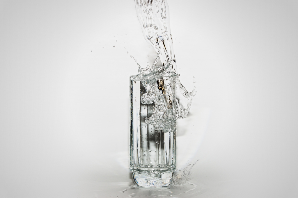 Acqua che cade nel bicchiere
