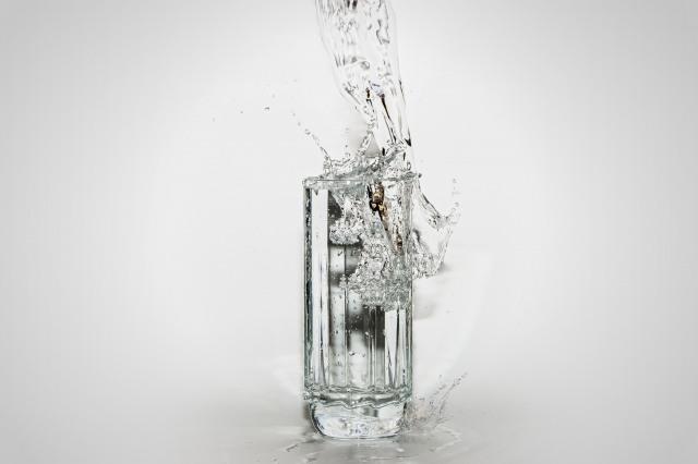 Acqua che cade nel bicchiere · silversmile2004