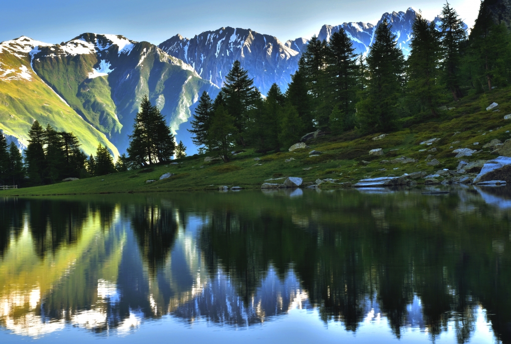 Riflessi colorati sul lago d'Arpy