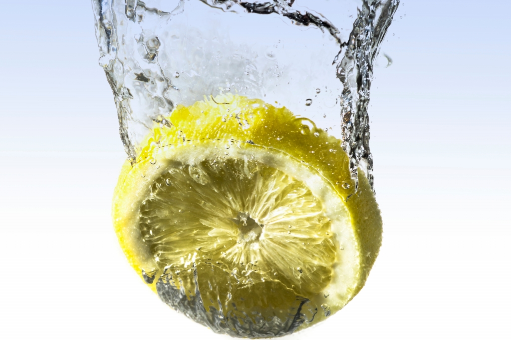 Fetta di limone in acqua