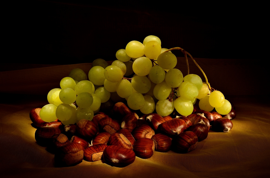 Grappolo d'uva su letto di castagne