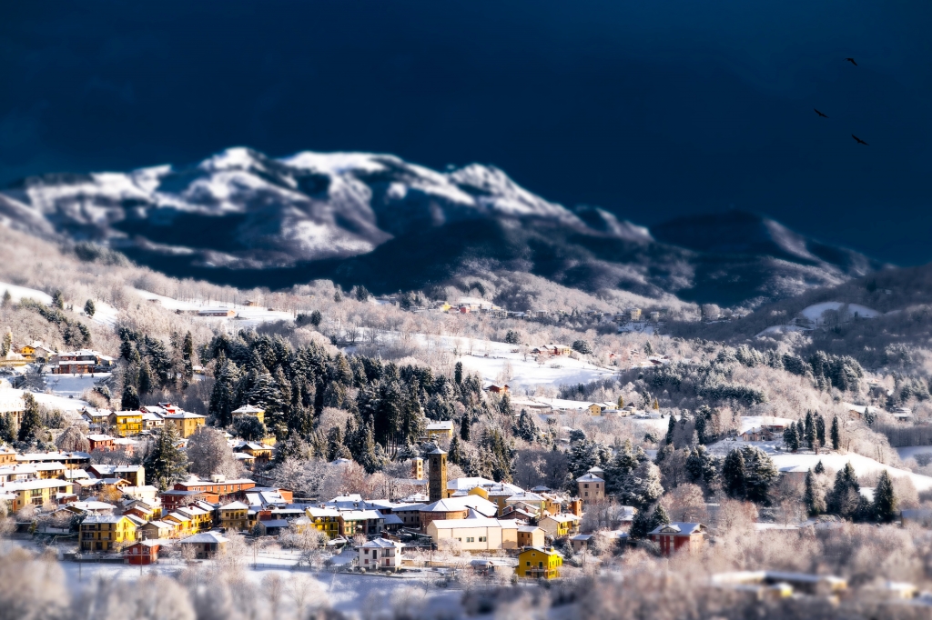 primi chiarori sul paesino innevato