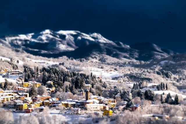 primi chiarori sul paesino innevato