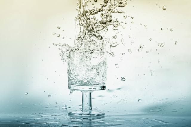Acqua che cade nel bicchiere · silversmile2004