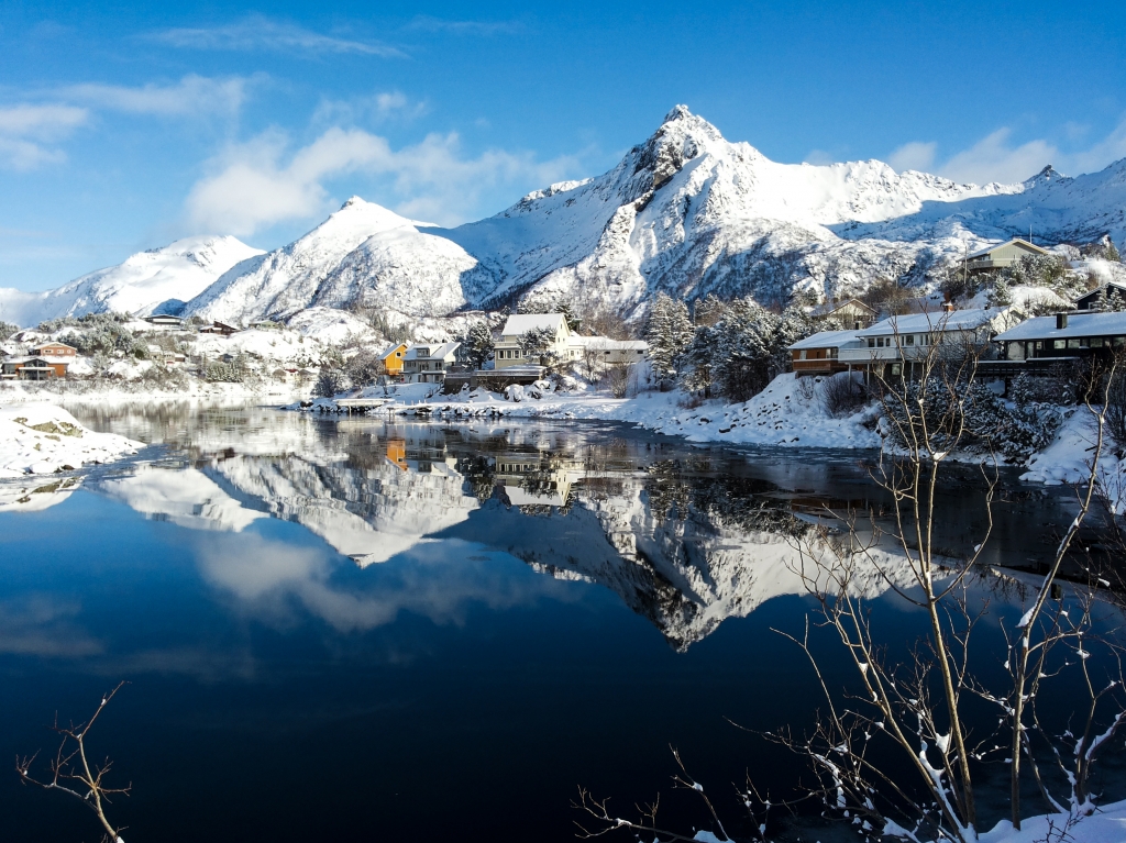Le vette riflesse nel mare artico