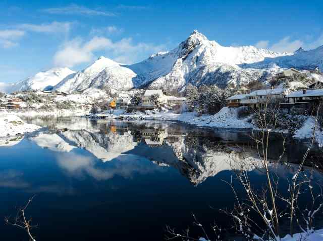 Le vette riflesse nel mare artico