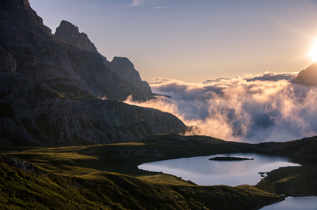 Laghetto alpino all'alba