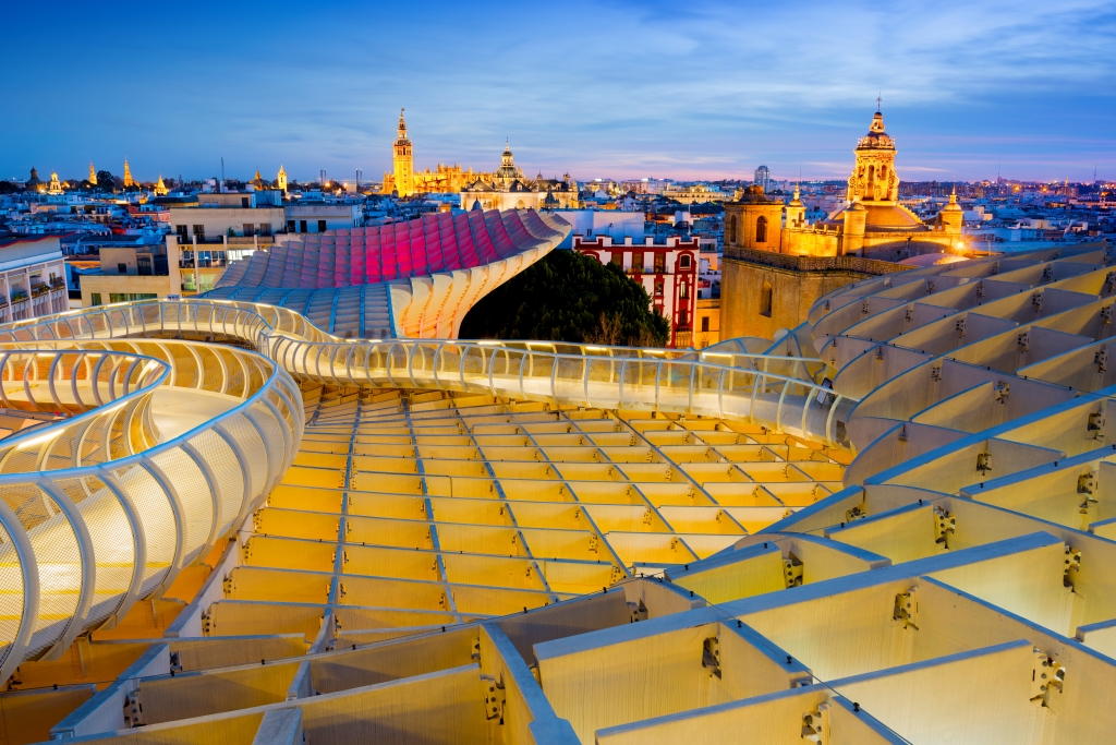 Lo skyline di Siviglia all'ora blu