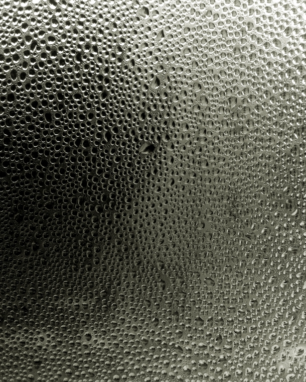 gocce di pioggia su vetro  (rain drops)