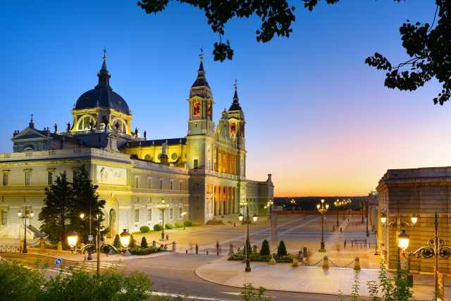Tramonto sulla cattedrale di Santa Maria de la Almudena, Madrid