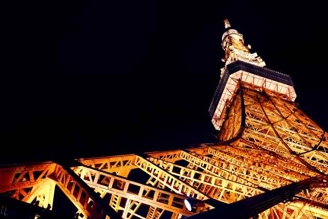 La Tokyo Tower risplende nella notte