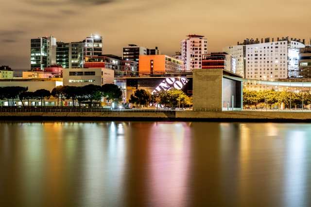 Luci e riflessi dello skyline di Lisbona