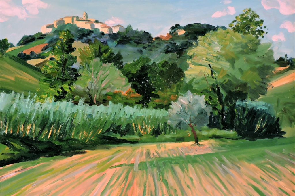 Campo arato con paese