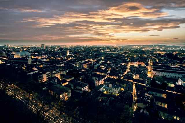 Luci della città al tramonto