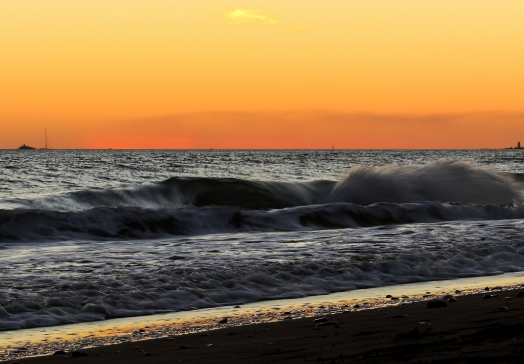 Onde al tramonto