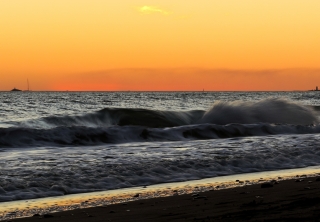 Onde al tramonto