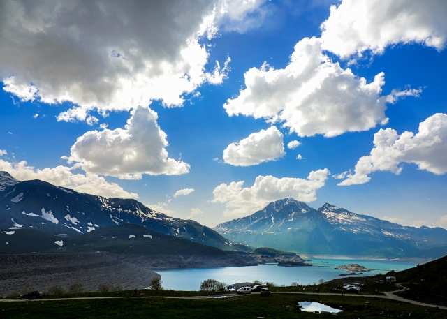 Il lago che segna il confine