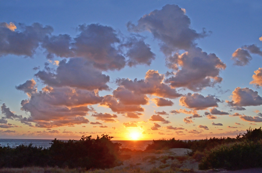 tramonto sul mare con nuvole sparse