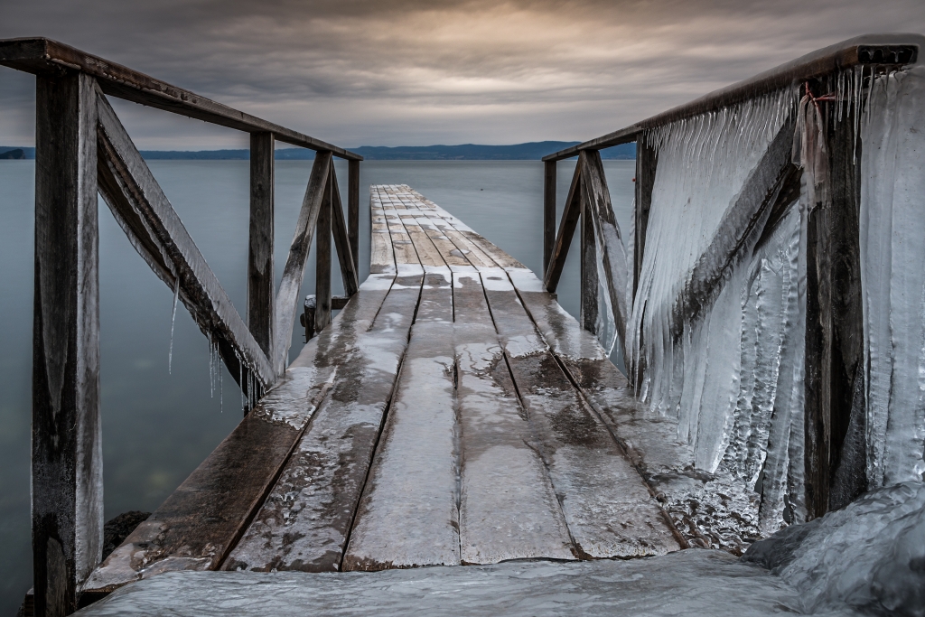 Gelata sul pontile del lago