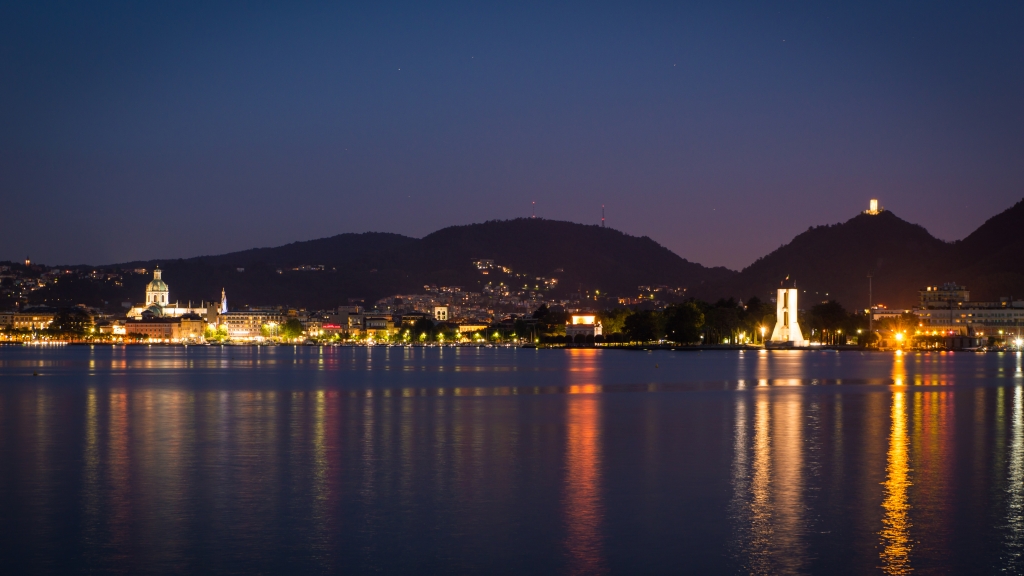 Como by night - Como si affaccia sul lago