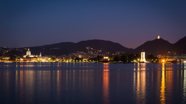 Como by night - Como si affaccia sul lago