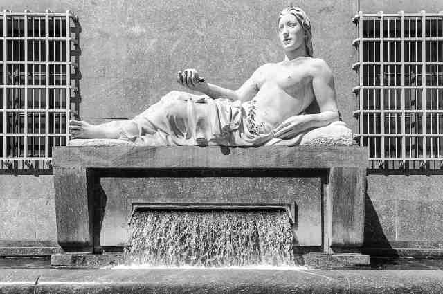 Statua del fiume Dora Riparia