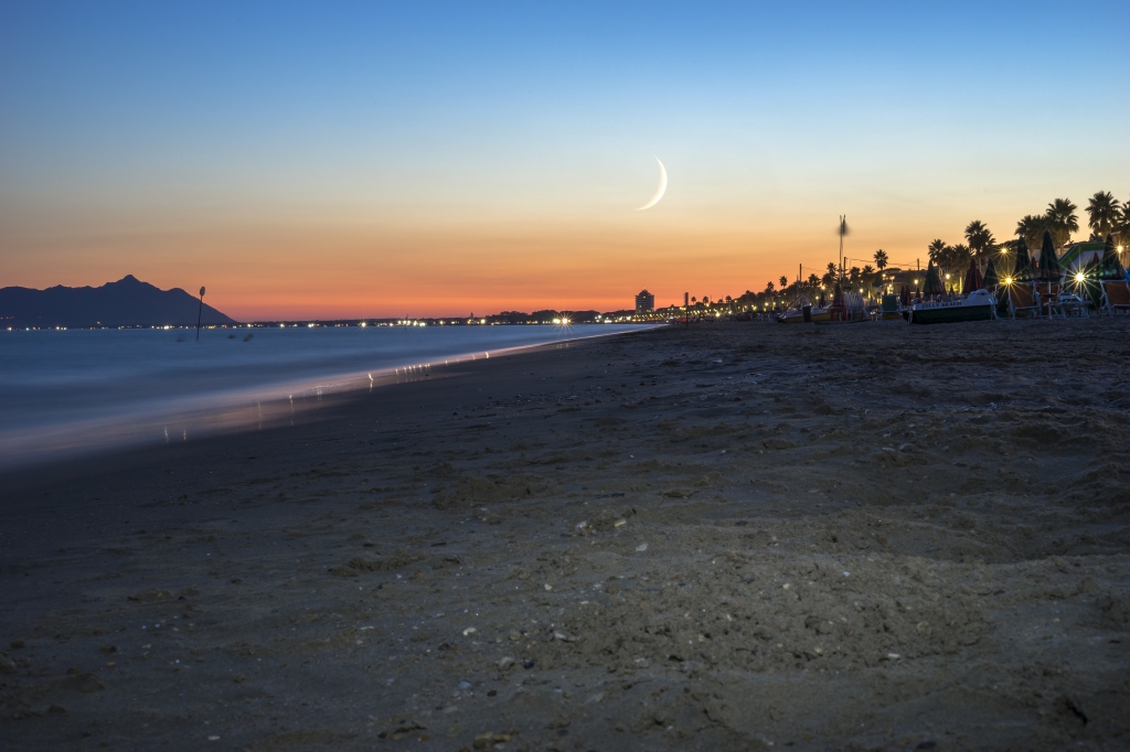 Tramonto dalla spiaggia con la luna