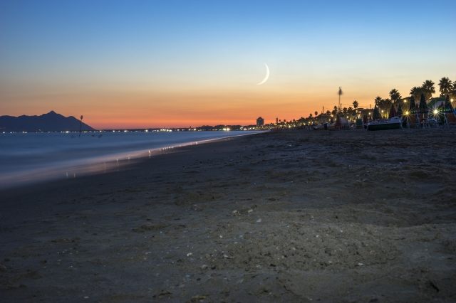 Tramonto dalla spiaggia con la luna