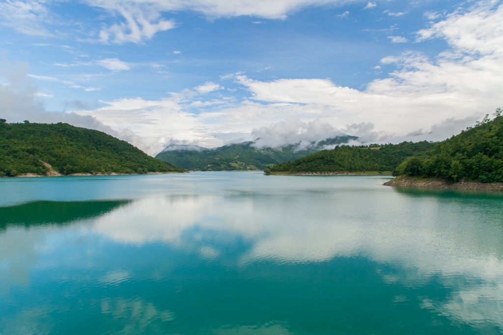 Paesaggio del Lago del Turano, Lazio, Italia