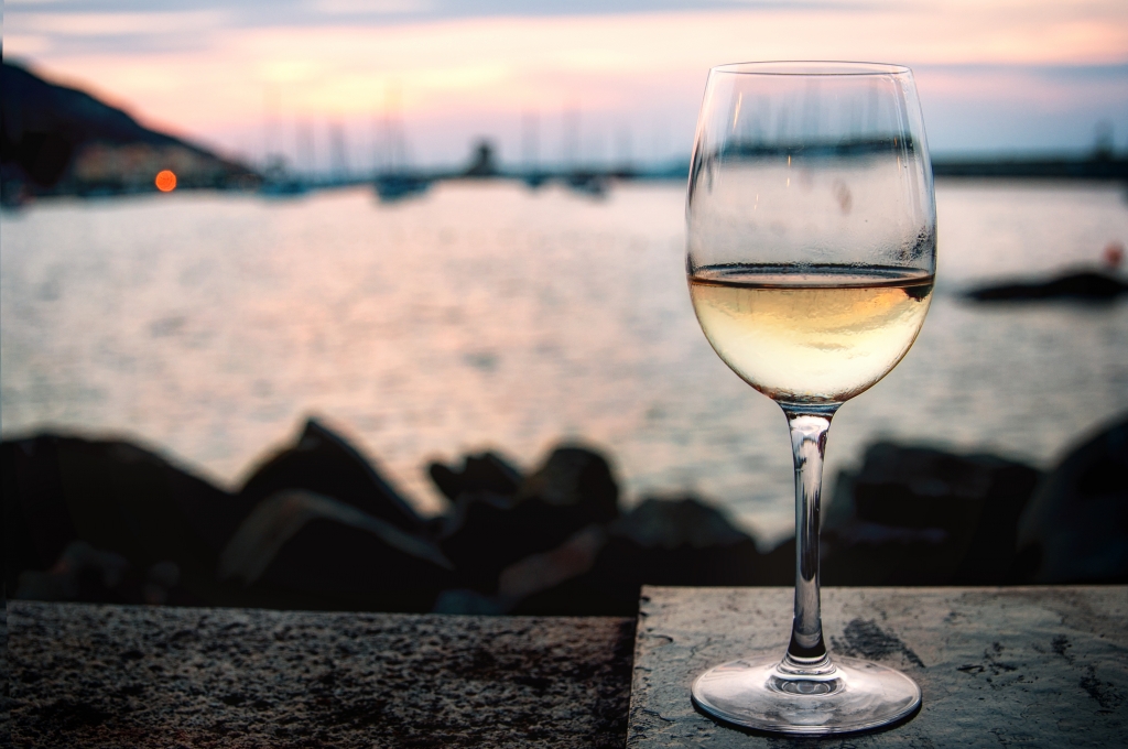 calice di vino al tramonto