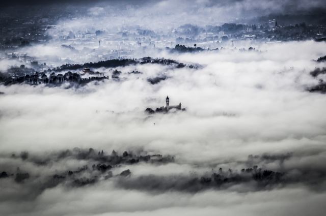 Paesaggio nella nebbia