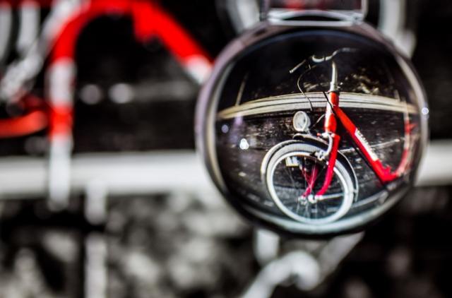 Bicicletta rossa in sfera di cristallo