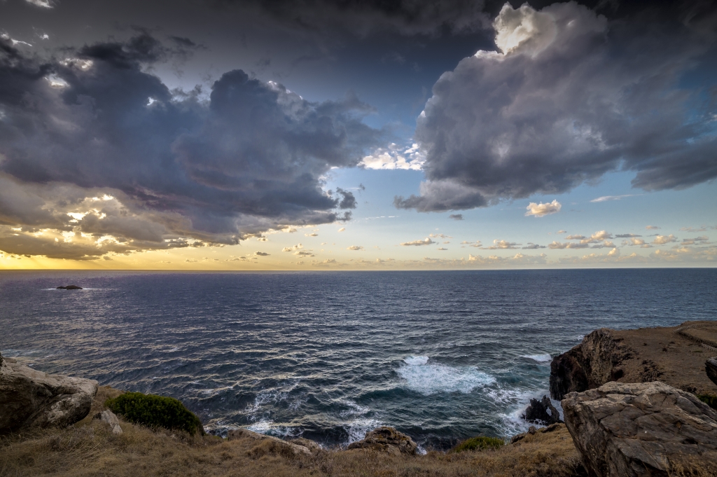 Tramonto con mare mosso