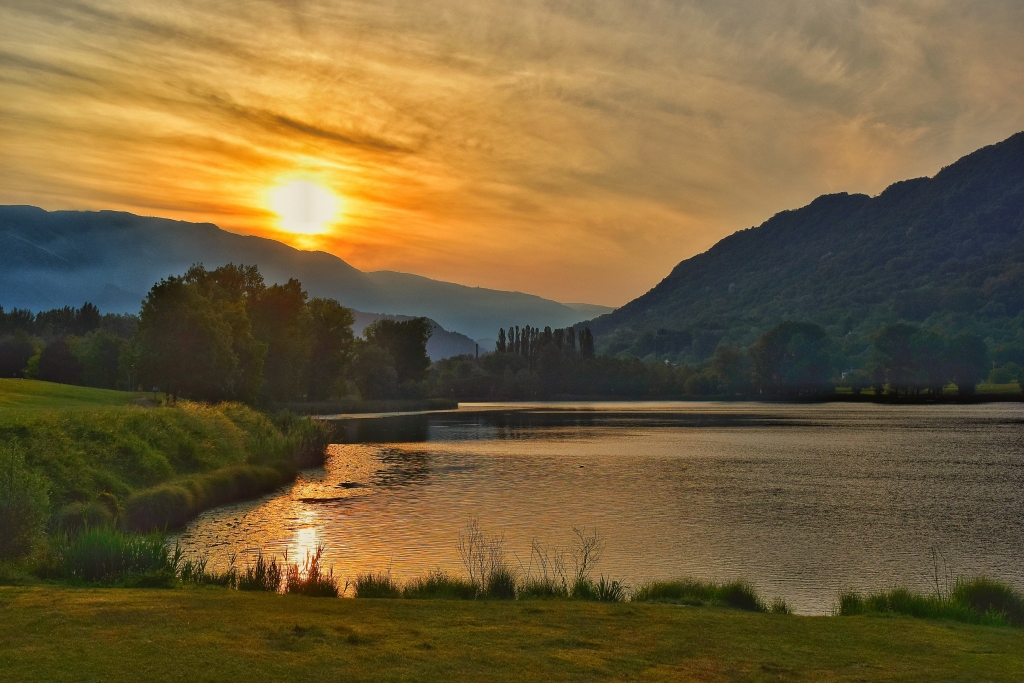 Riflessi dorati sul lago