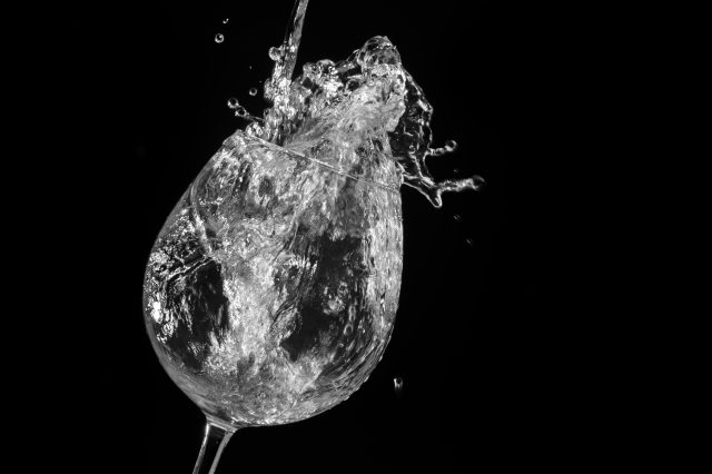 Effetto acqua nel bicchiere