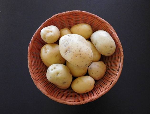 potatoes on wooden background