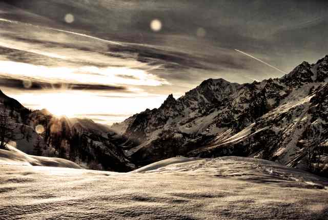Raggi di sole sul monte Bianco