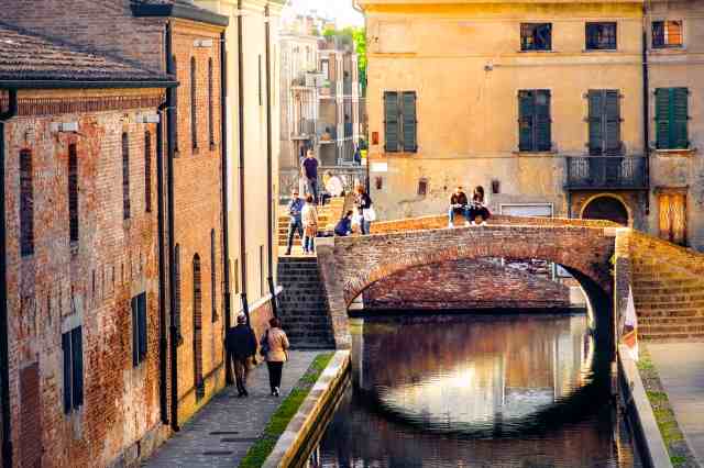Comacchio - Ferrara - Italia. Ponte sul canale dai toni caldi