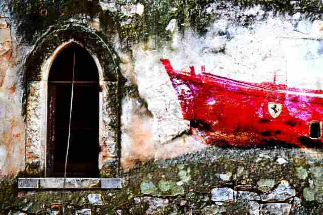 La barca rossa ferrari sul muro
