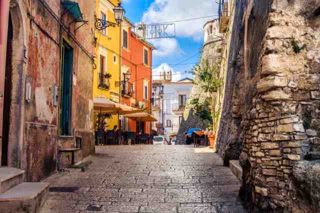 vicolo colorato del paesino della Puglia Vico del Gargano Italia