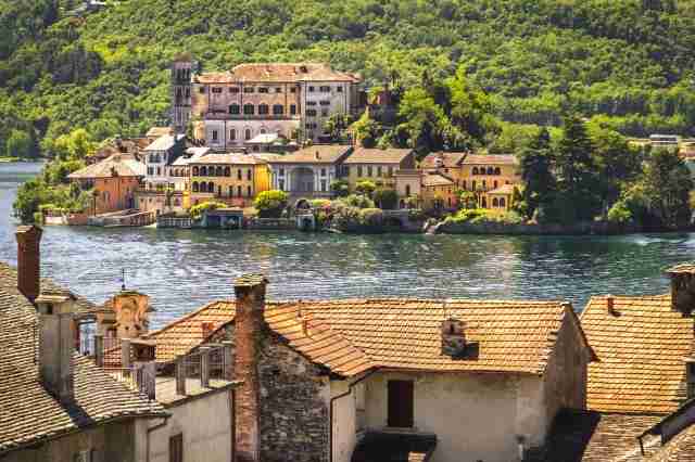 tetti delle case e Isola di San Giulio sul Lago D'Orta in Italia