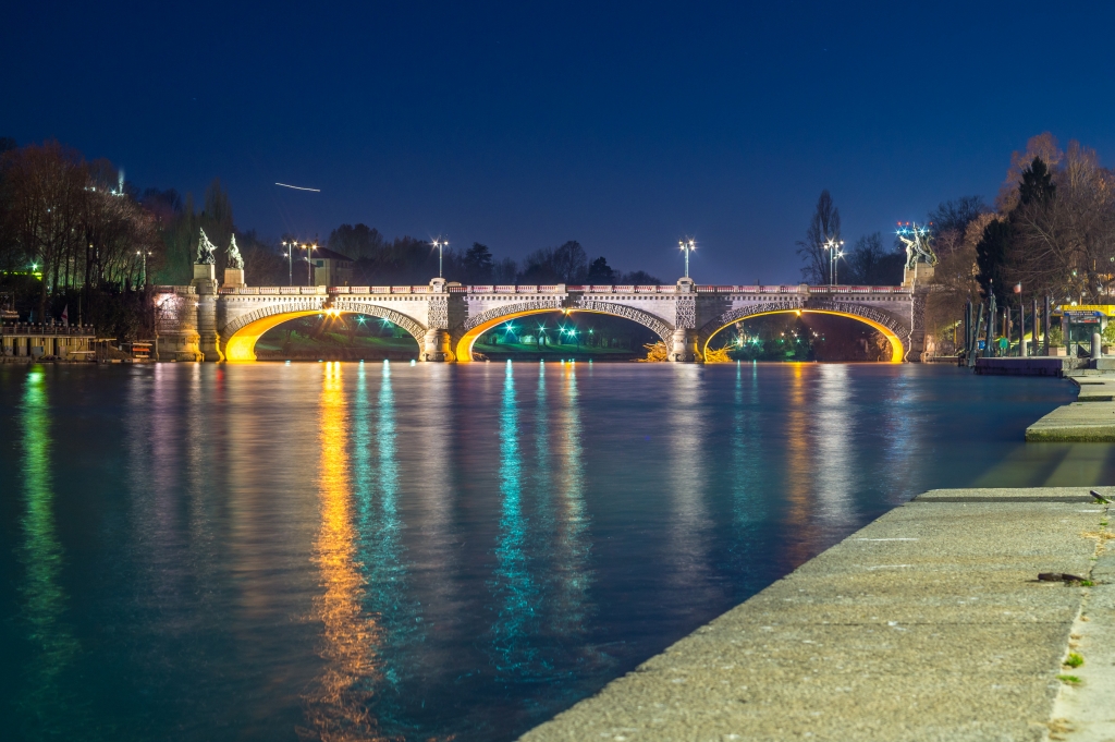 Ponte illuminato a Torino