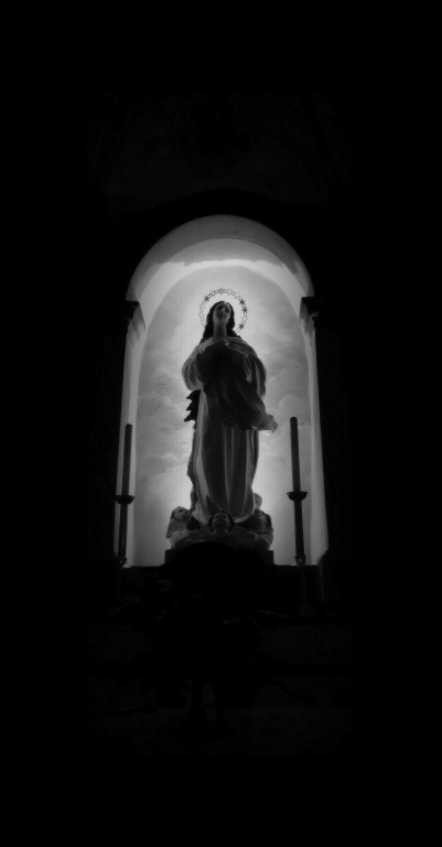 statua della madonna in bianco e nero