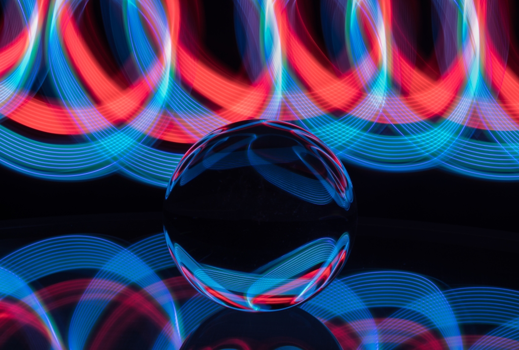 Light painting su sfera di cristallo