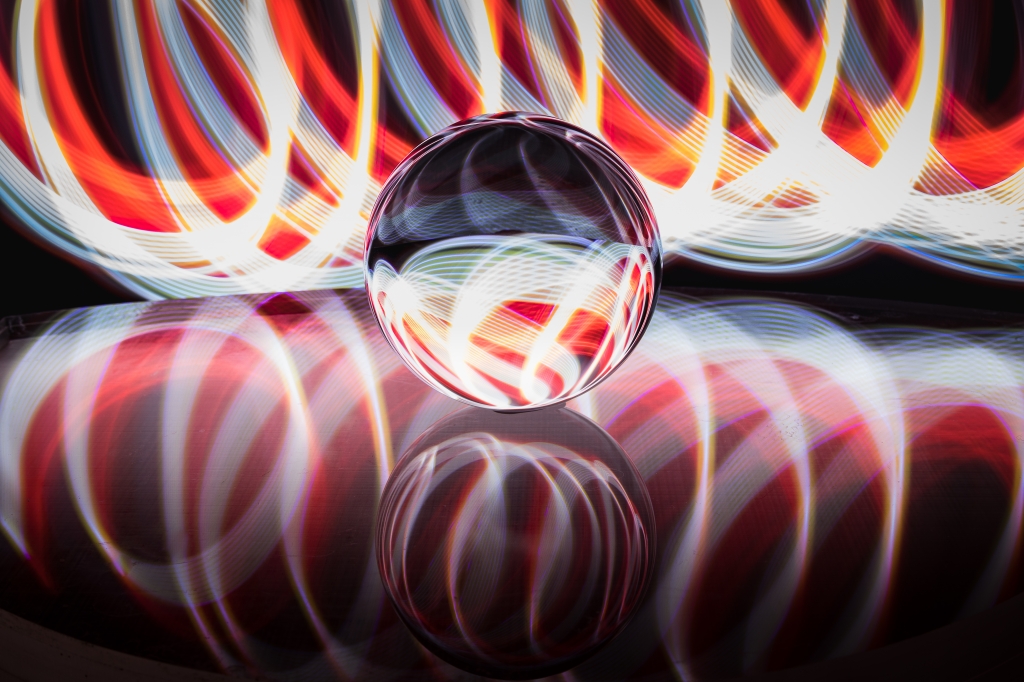 Light painting su sfera di cristallo