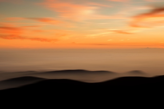 Ricordo sfocato di un paesaggio al tramonto
