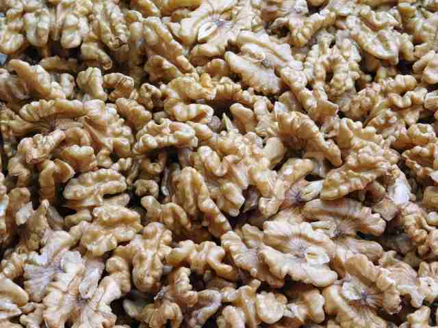 walnuts texture